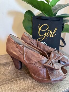 Miss Albright Brown Peep-Toe Knot Platform Heels